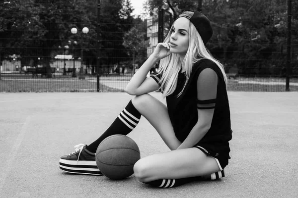 美丽的性感健身金发女孩在黑色运动穿与完美的身体与篮球场的篮球 生活方式的概念 单色肖像 — 图库照片