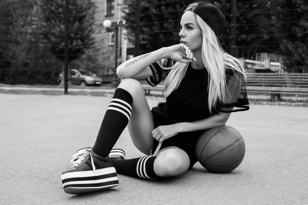 美丽的性感健身金发女孩在黑色运动穿与完美的身体与篮球场的篮球 生活方式的概念 单色肖像 — 图库照片