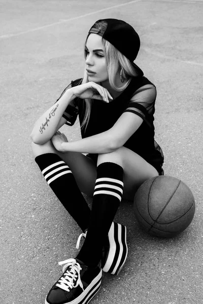 Basketbol Sahasında Sepet Topu Ile Mükemmel Bir Vücut Ile Siyah — Stok fotoğraf