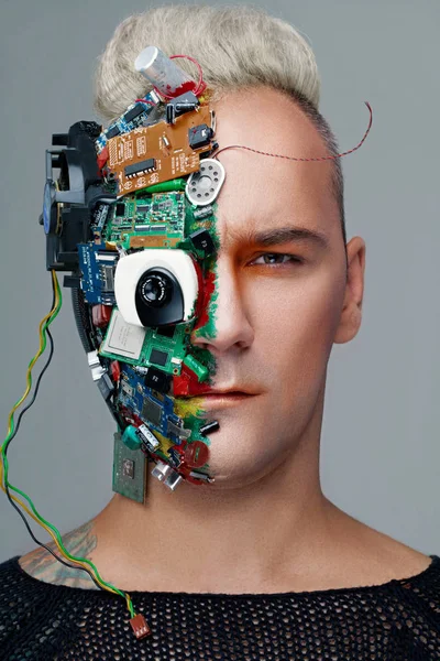 Studio fotoğraf adam cyborg, yarım yüz bilgisayar öğeleri ve profesyonel makyaj, beyaz Iroquois kafasına. Geleceğin teknolojisi kavramı
