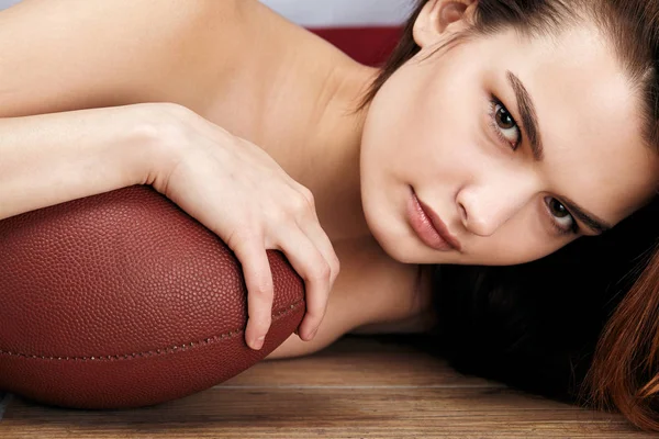 Gros Plan Portrait Nue Belle Fille Adulte Avec Ballon Football — Photo