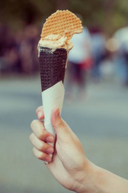 Kadın elinde bir waffle fincan dondurma. Yaz ruh hali.
