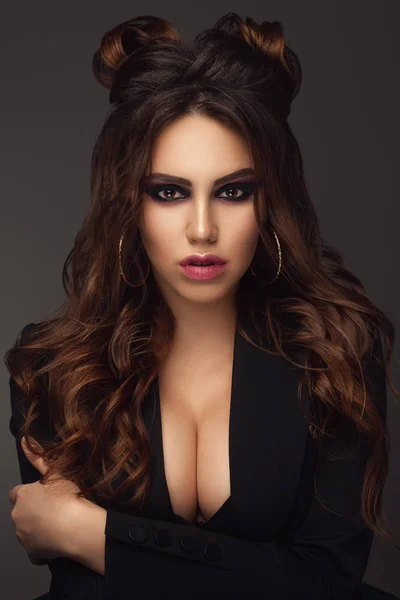 Dikey portre bu seksi kadın esmer model. Güzellik. Yumuşak renk ruj Ile güzel kadın portre. Seksi tam dudaklar. Yumuşak cilt Ile kız yüz closeup. Kozmetik ve cilt bakımı konsepti