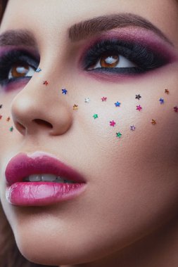 Büyük güzellik sanat makyaj yakın çekim görüntü. Güzellik. Güzel kadın yüz Ile yumuşak renk ruj. Seksi tam dudaklar. Yaratıcı makyaj Ile kadın model portre. Kozmetik ve cilt bakımı konsepti