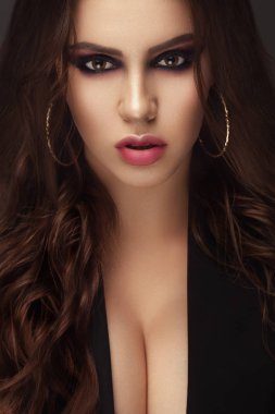 Dikey portre bu seksi kadın esmer model. Güzellik. Yumuşak renk ruj Ile güzel kadın portre. Seksi tam dudaklar. Yumuşak cilt Ile kız yüz closeup. Kozmetik ve cilt bakımı konsepti