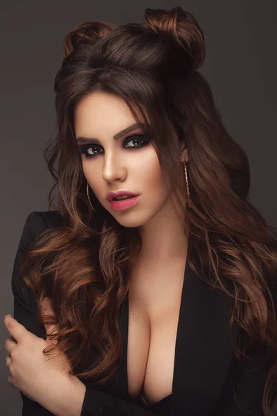 Dikey portre bu seksi kadın esmer model. Güzellik. Yumuşak renk ruj Ile güzel kadın portre. Seksi tam dudaklar. Yumuşak cilt Ile kız yüz closeup. Kozmetik ve cilt bakımı konsepti
