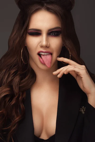 Dikey portre bu seksi kadın esmer model. Güzellik. Yumuşak renk ruj Ile güzel kadın portre. Seksi tam dudaklar. Yumuşak cilt Ile kız yüz closeup. Kozmetik ve cilt bakımı konsepti