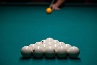 Rus havuz yakın çekim. Rus bilardo görüntüsü. Yeşil bilardo masası