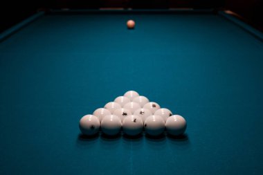 Rus bilardo piramidi yakın çekim. Rus havuz görüntüsü. Bilardo masası