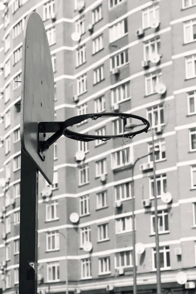 Basketbalring Geïsoleerd Met Metalen Gaas Huis Achtergrond Uitzicht Stad Zwart — Stockfoto