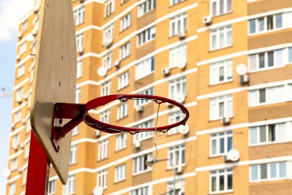 Inel Baschet Izolat Plasă Metalică Fundalul Casei Vedere Urbană Concept — Fotografie, imagine de stoc