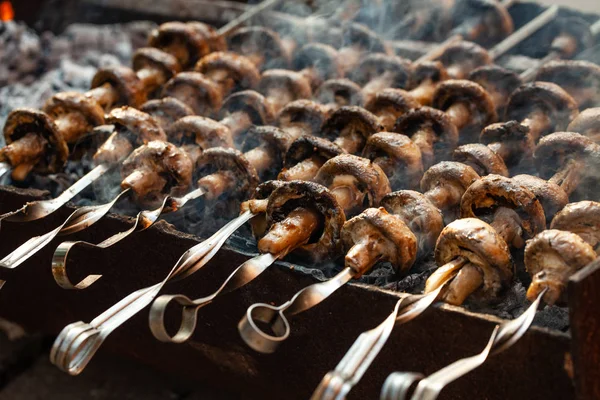 Mantarbarbekü ızgara. Mantar champignon barbekü closeup görüntü. Gıda konsepti