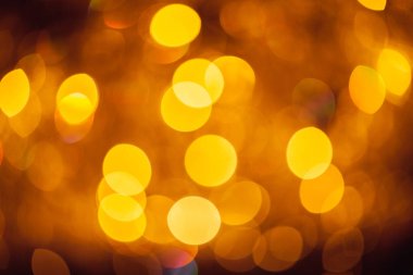 Bulanık Bokeh 'te yeni yılınız kutlu olsun. Kar yağışı afişleriyle birlikte. Siyah arkaplan ile soyut altın bokeh