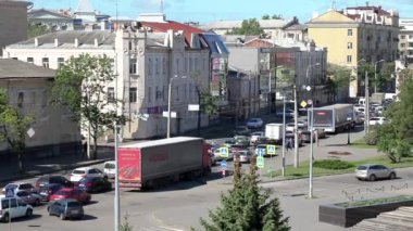 Yol inşaatı nedeniyle trafik sıkışık. Trafik ihlali ve trafik sıkışıklığı. Kharkiv, Ukrayna, 29.05.2020