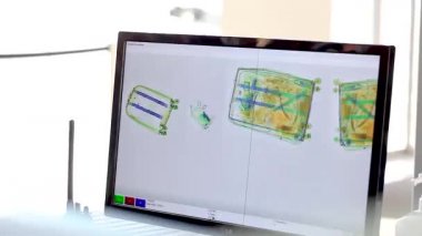 Havaalanı güvenlik tarayıcısı. Girişte güvenlik taraması. Uçuş öncesi teftiş. Bagajda güvenlik kontrolü yapıldı. Bagaj bandı ve X-ray cihazı ile havaalanlarında öncelikli bagaj kontrolü.