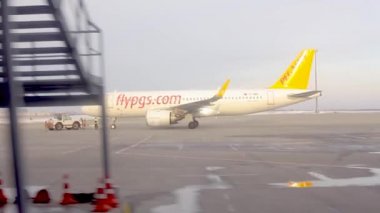 Pegasus Havayolları şirketinin Kharkov havaalanındaki uçağı. Airbus A320 Neo havaalanında uçuşlarını bekliyor. Türk Pegasus Havayollarına ait bir uçak. Boeing 737-800. Kharkov, Ukrayna, 16.02.2020