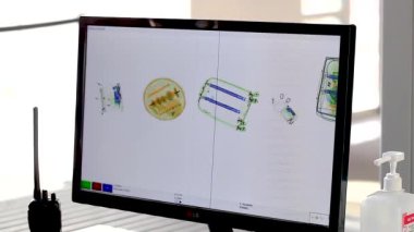Havaalanı güvenlik tarayıcısı. Girişte güvenlik taraması. Uçuş öncesi teftiş. Bagajda güvenlik kontrolü yapıldı. Bagaj bandı ve X-ray cihazı ile havaalanlarında öncelikli bagaj kontrolü.