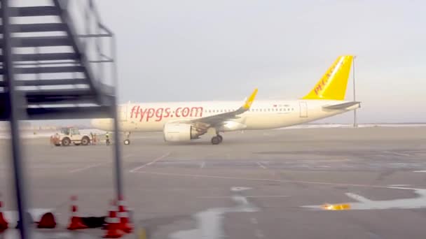 Flugzeug Der Fluggesellschaft Pegasus Auf Dem Flughafen Von Charkow Airbus — Stockvideo