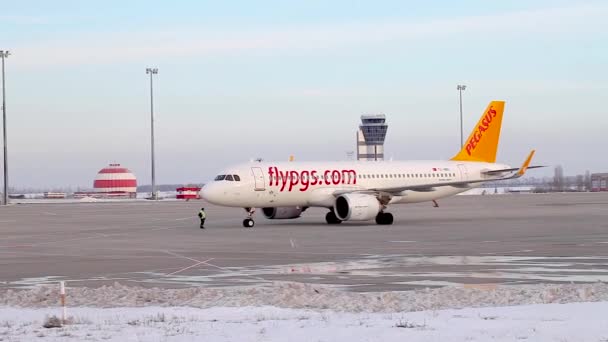 Avión Compañía Aérea Pegasus Aeropuerto Jarkov Airbus A320 Neo Aeropuerto — Vídeos de Stock