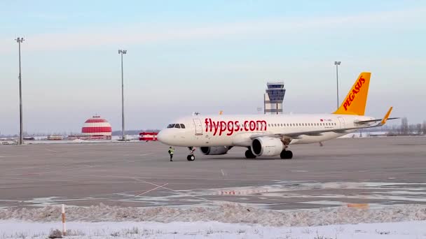 Pegasus Flygbolag Flygplan Charkov Flygplats Airbus A320 Neo Flygplatsen Väntar — Stockvideo
