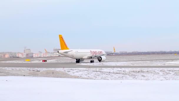 Flugzeug Der Fluggesellschaft Pegasus Auf Dem Flughafen Von Charkow Airbus — Stockvideo