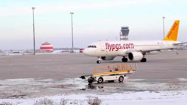 Pegasus Luchtvaartmaatschappij Vliegtuig Kharkov Luchthaven Airbus A320 Neo Luchthaven Wacht — Stockvideo