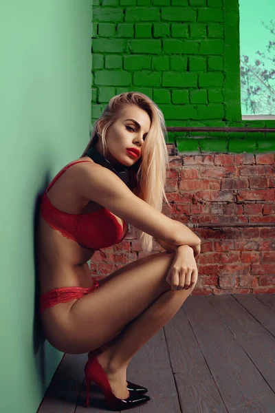 Hermosa Sexy Mujer Rojo Lencería Posando Estudio —  Fotos de Stock