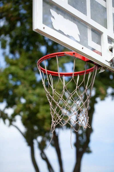 Basketbal Ring Met Gaas Een Achtergrond Van Grijze Lucht Sportconcept — Stockfoto