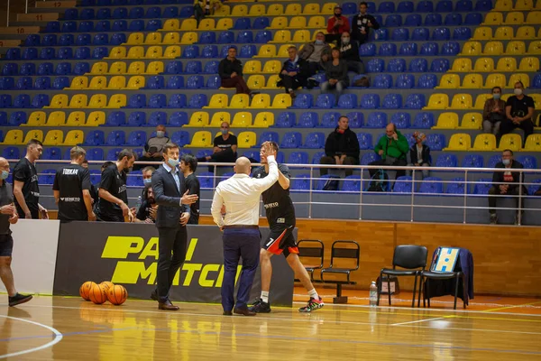 スーパーリーグパリチーム間のバスケットボールトーナメント ハリコフスキーソコリー チェルカスキマヴピー スポーツの宮殿で Lokomotiv — ストック写真