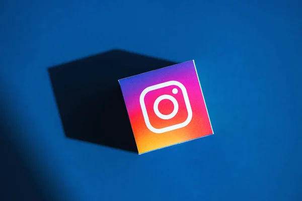 Logotipo Instagram no cubo de papel — Fotografia de Stock