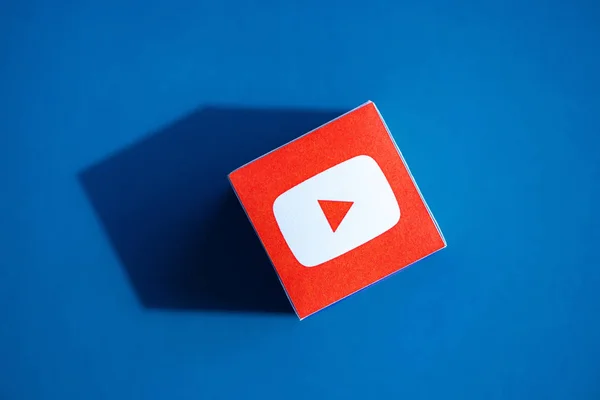 Logotipo de YouTube en un cubo de papel — Foto de Stock