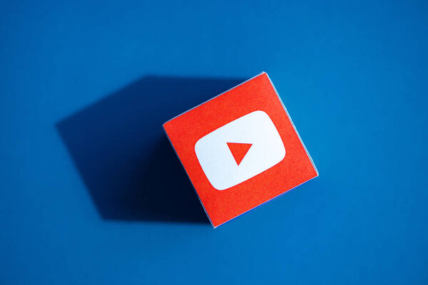 Логотип YouTube на бумажном кубе
