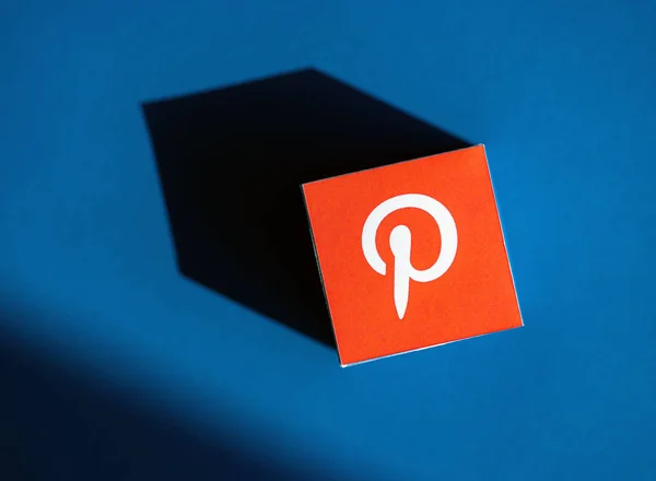 Pinterest logo op papieren kubus — Stockfoto