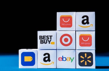 E-ticaret şirketi logotipleri ile Küpler Bir Duvar