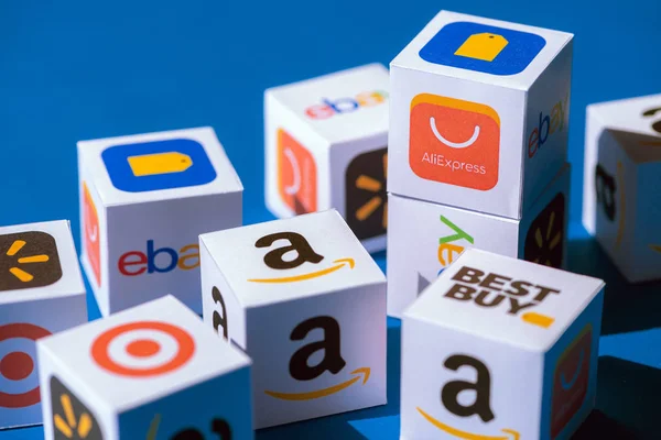 Caixas de papel com Logotipos de marca de comércio eletrônico — Fotografia de Stock