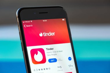 Apple iphone 8 Ekranında Tinder Uygulaması