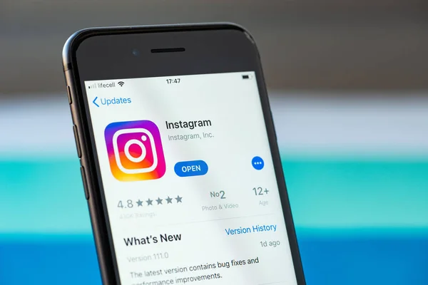 Aplicación Instagram en la pantalla del iPhone 8 de Apple —  Fotos de Stock