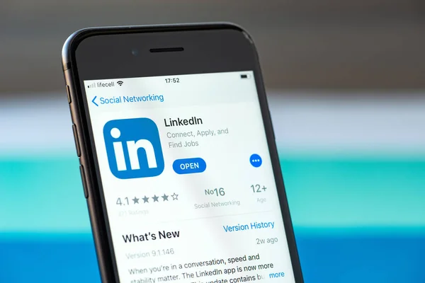 LinkedIn applicatie op Apple iPhone 8 scherm — Stockfoto