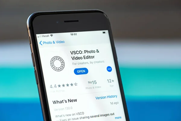 Приложение VSCO на экране Apple iPhone 8 — стоковое фото