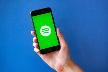 Ekranda Spotify Logotype ile Apple iphone 8
