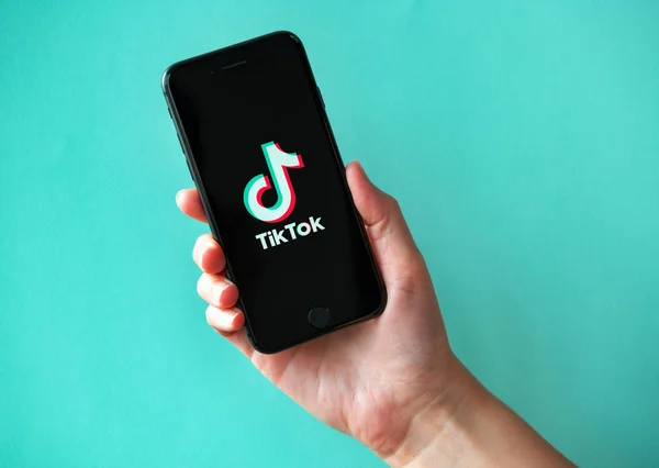 애플 아이폰 8 화면에 Tiktok 로고 타입 — 스톡 사진