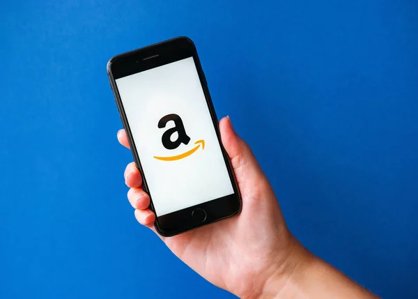 Ekranda Amazon Logotype ile Apple iphone 8 — Stok fotoğraf