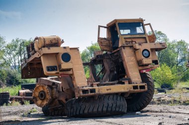Hurdalıkta eski taş ocağı kamyonları ve makinelerin kalıntıları.
