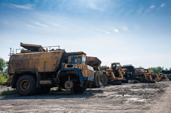 Pila Vecchio Camion Pneumatici Sul Terreno Scarico Nella Giornata Sole — Foto Stock