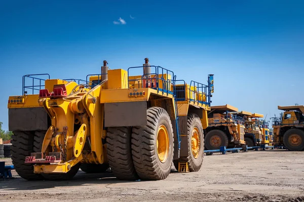 Heavy Yellow Dump Truck Repair Station Sunny Cloudless Day — Stock Photo, Image