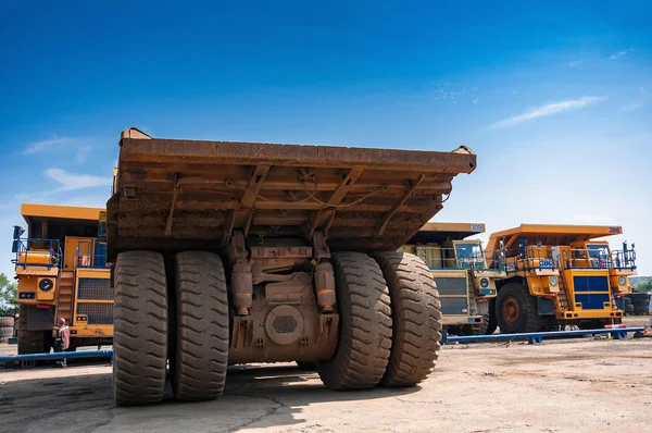 Zware Gele Dump Truck Reparatie Station Bij Zonnige Wolkenloze Dag — Stockfoto