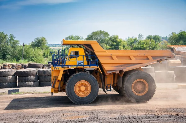 Heavy Yellow Dump Truck Repair Station Sunny Cloudless Day — Stock Photo, Image