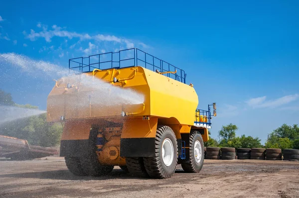 Heavy Yellow Irrigating Machine Watering Ground Sunny Cloudless Day — Stock Photo, Image