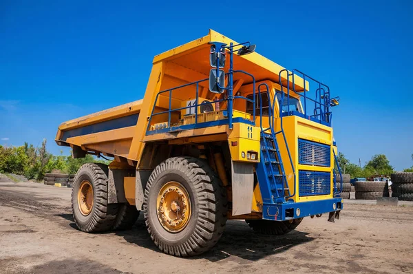 Heavy Yellow Dump Truck Repair Station Sunny Cloudless Day — Stock Photo, Image