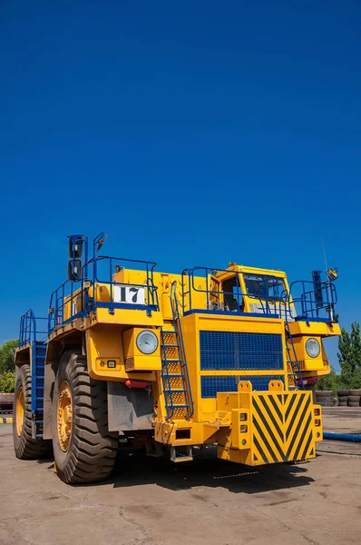 Heavy Yellow Quarry Tractor Repair Station Sunny Cloudless Day — Stock Photo, Image